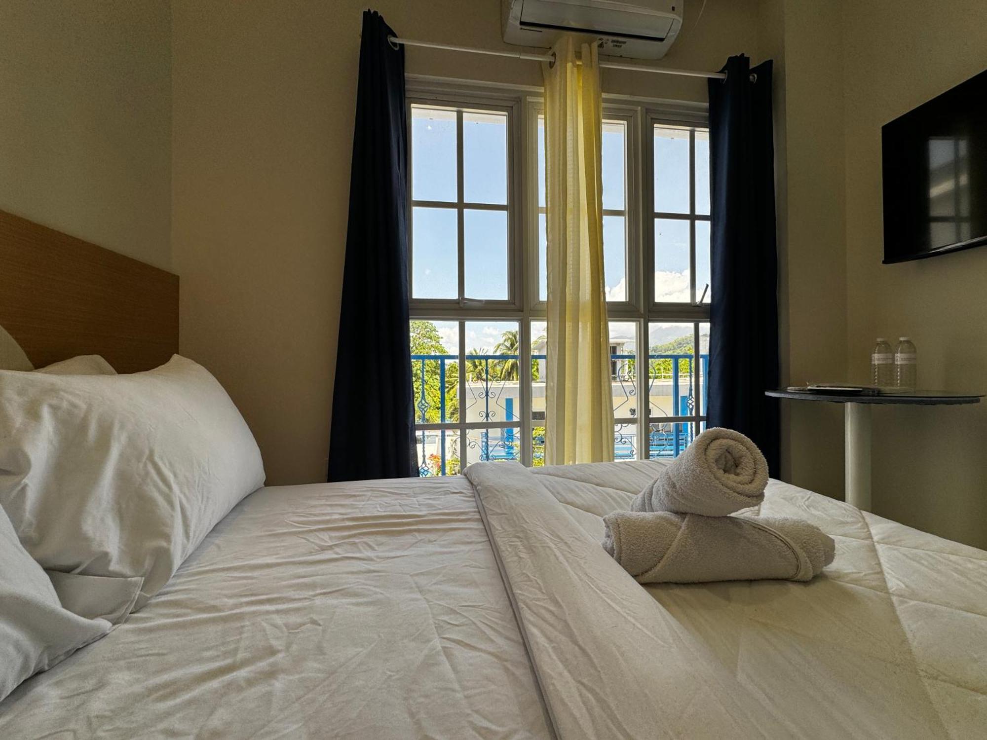 Bernese Resort Hotel Powered By Cocotel Ligao Quarto foto