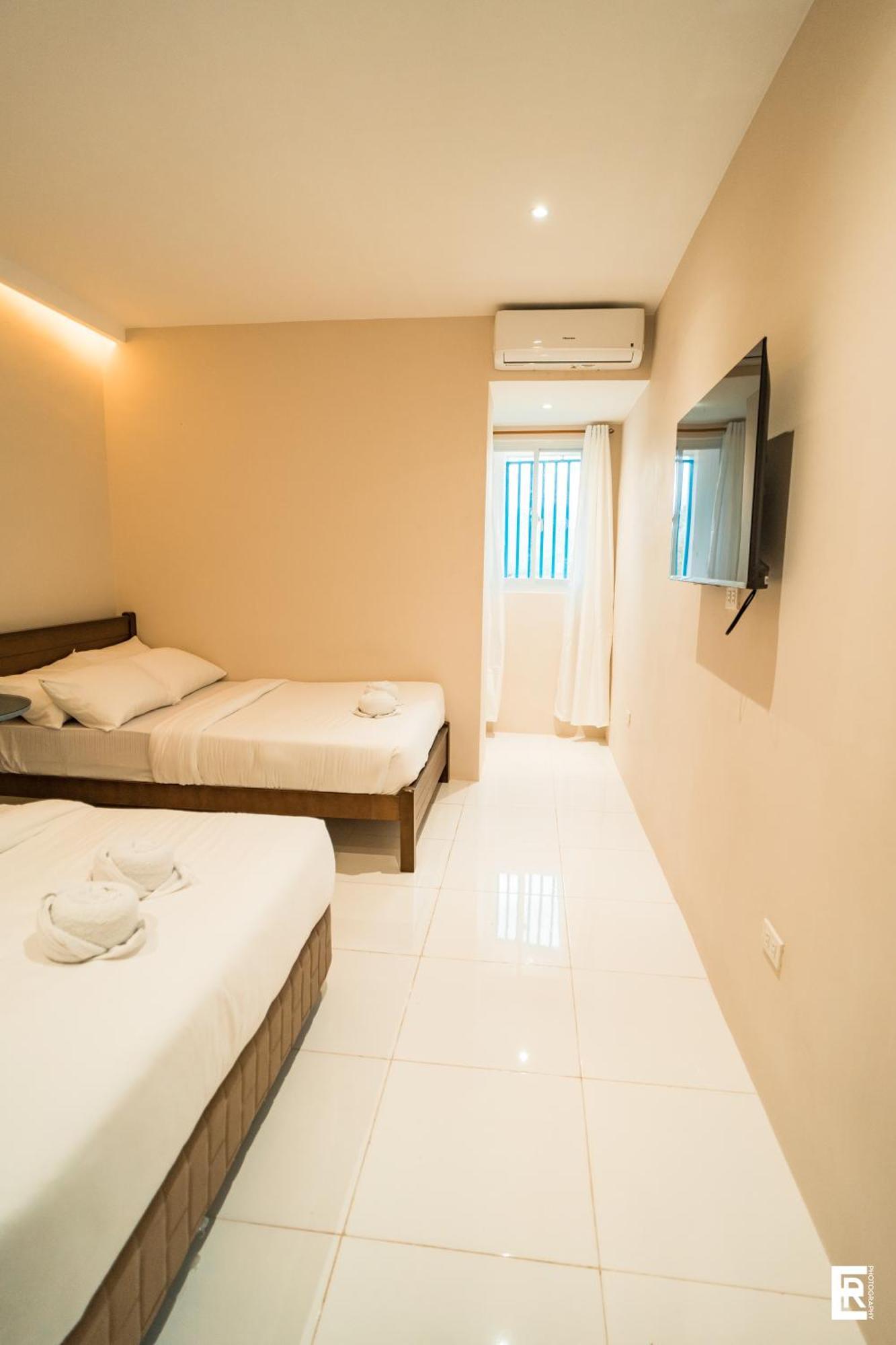 Bernese Resort Hotel Powered By Cocotel Ligao Quarto foto